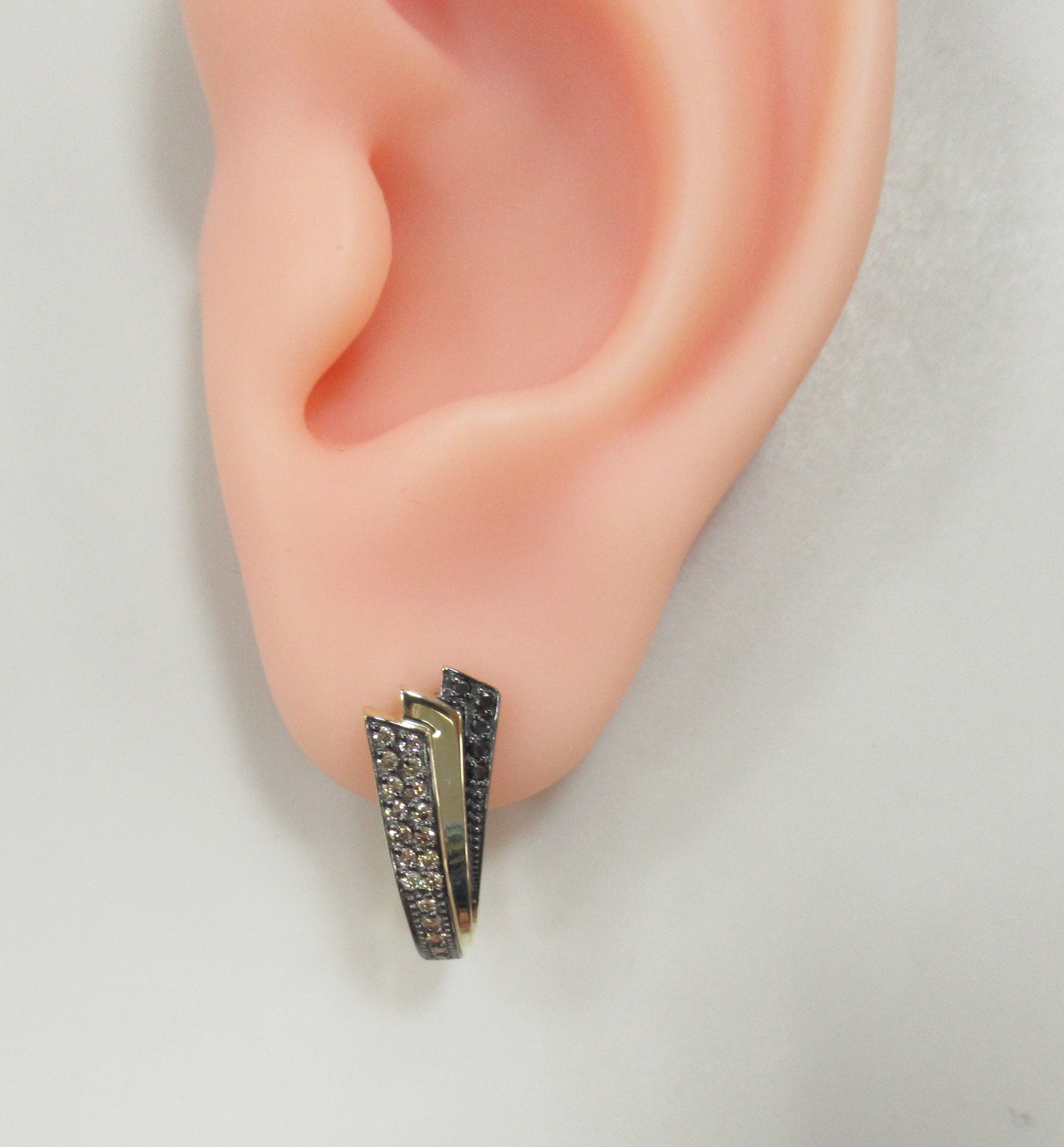 Серьги из желтого золота с коньячными и черными бриллиантами